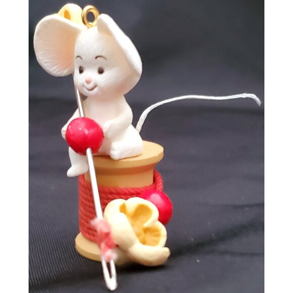 Hallmark POPCORN MOUSE Christmas Ornament Chris Mouse stringing cranberries 1986 - Picture 4 of 9